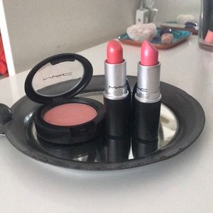 Mac bundle !! Blush and lipsticks